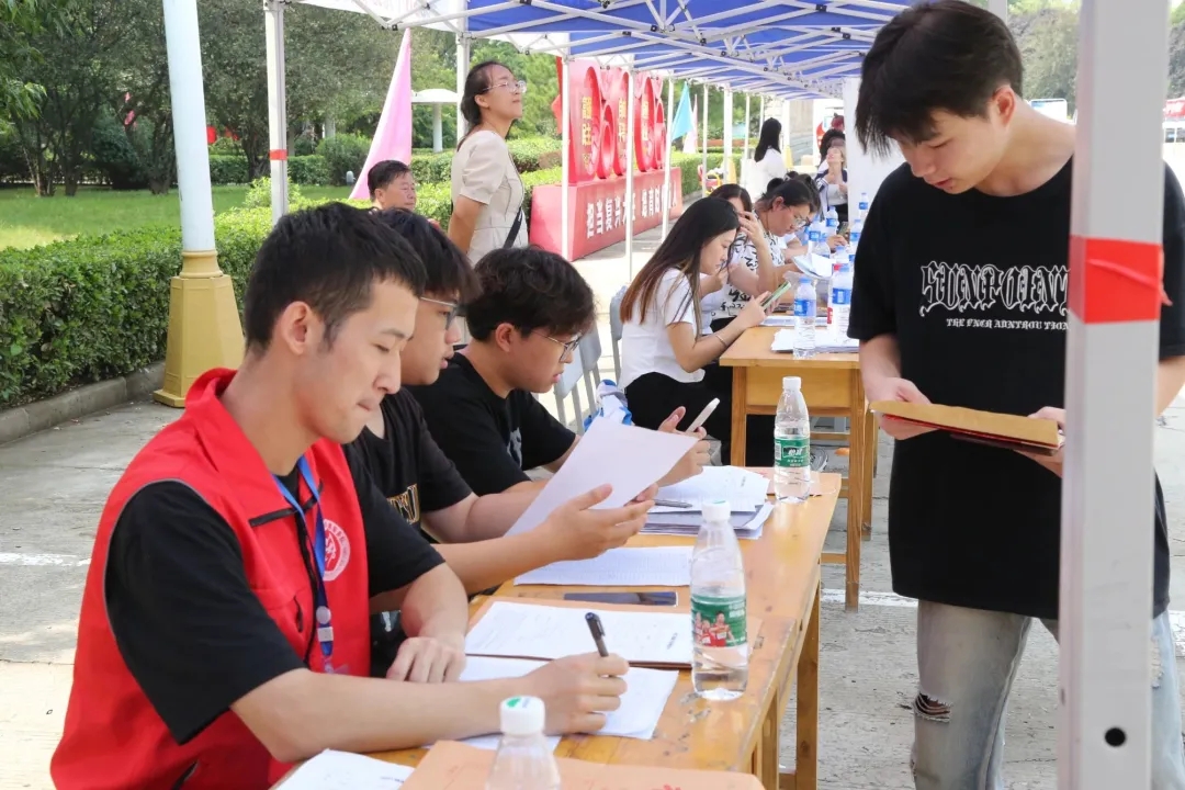華翔學(xué)院新生報到，迎新啦！